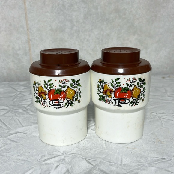Mushroom salt and pepper 70s shakers plastic by sterilite some signs of wear - Picture 10 of 12